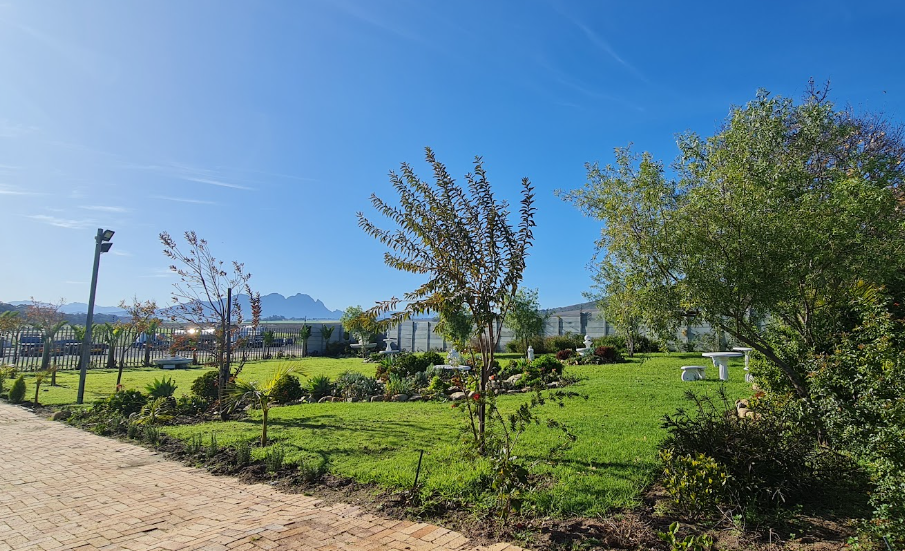 Garden lawns with mountain views at Top Prima