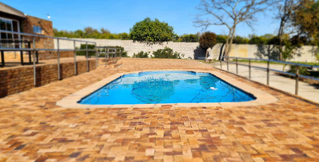 Swimming pool and paved surrounds at Top Prima